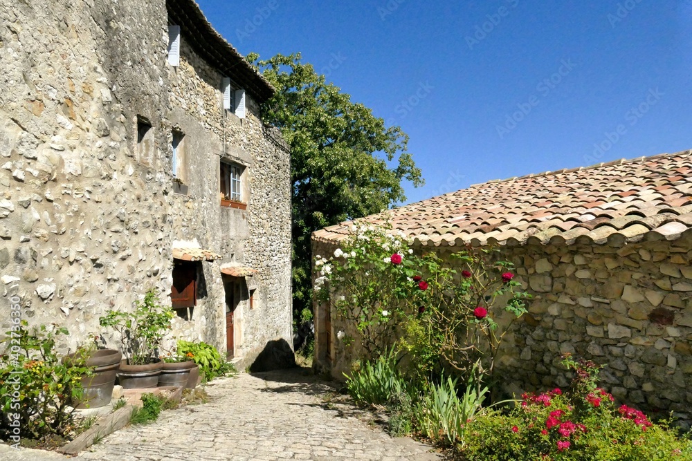Ruelles pavées et maisons en pierre du village médiéval de Mirmande en Drôme Provençale