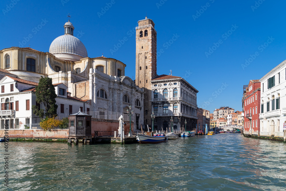 Naklejka premium Venice, Italy 07 November 2015. View of the Grand Canal, gondola with tourists