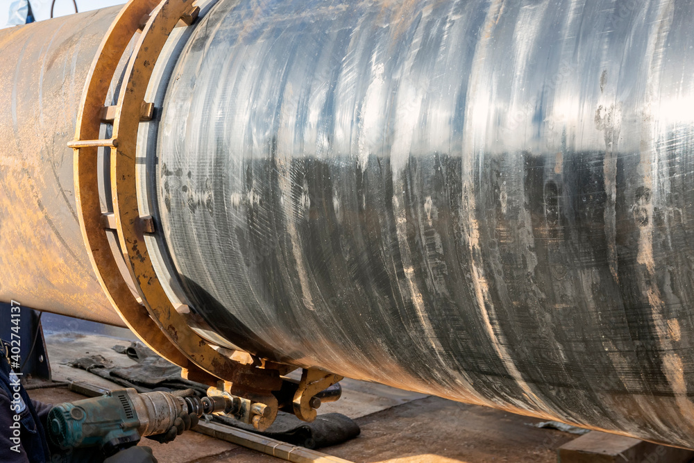 View of the pipe clamp to adjust to welding of the spiral welded pipes. View of the pipe clamp to adjust to welding of the spiral welded pipes.