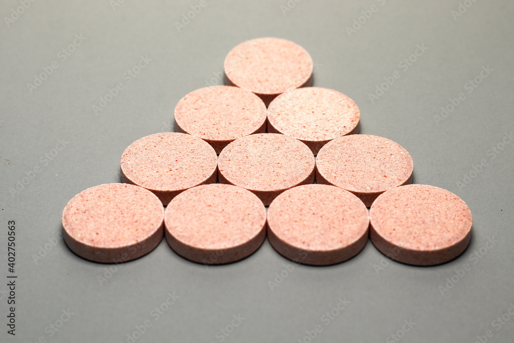 Tabletki multiwitaminy ułożone w piramidę zdrowia - obrazy, fototapety, plakaty 