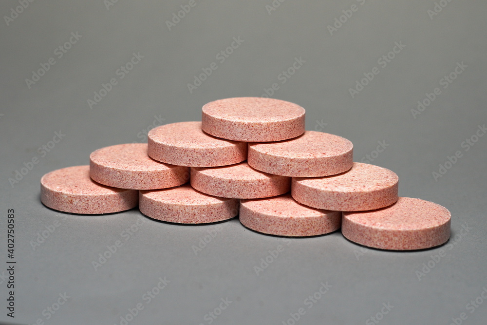 Tabletki multiwitaminy ułożone w piramidę zdrowia - obrazy, fototapety, plakaty 