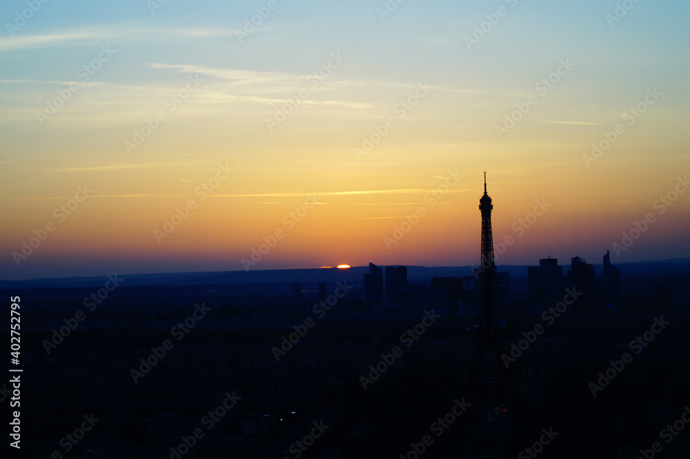 Skyline von Paris in der Abenddämmerung