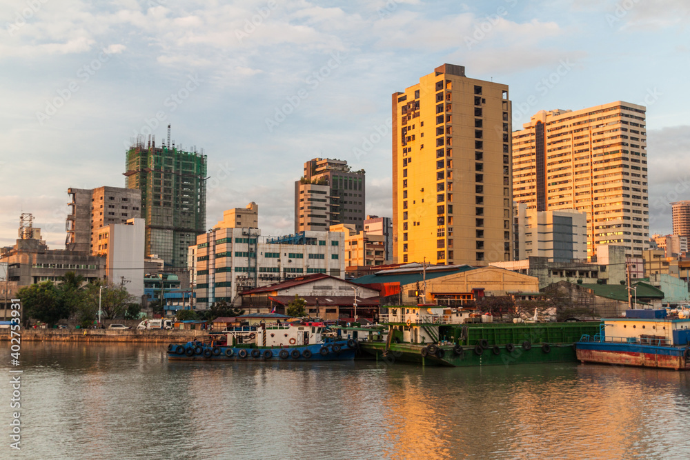 Obraz premium Skyline of Manila behind Pasig river, Philippines.