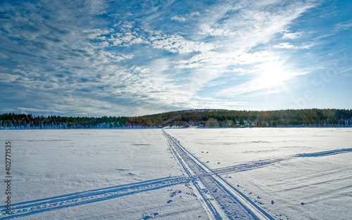 Trace de ski de fond dans la neige