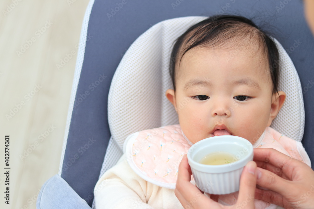 リビングで離乳食を食べさせてもらう赤ちゃん