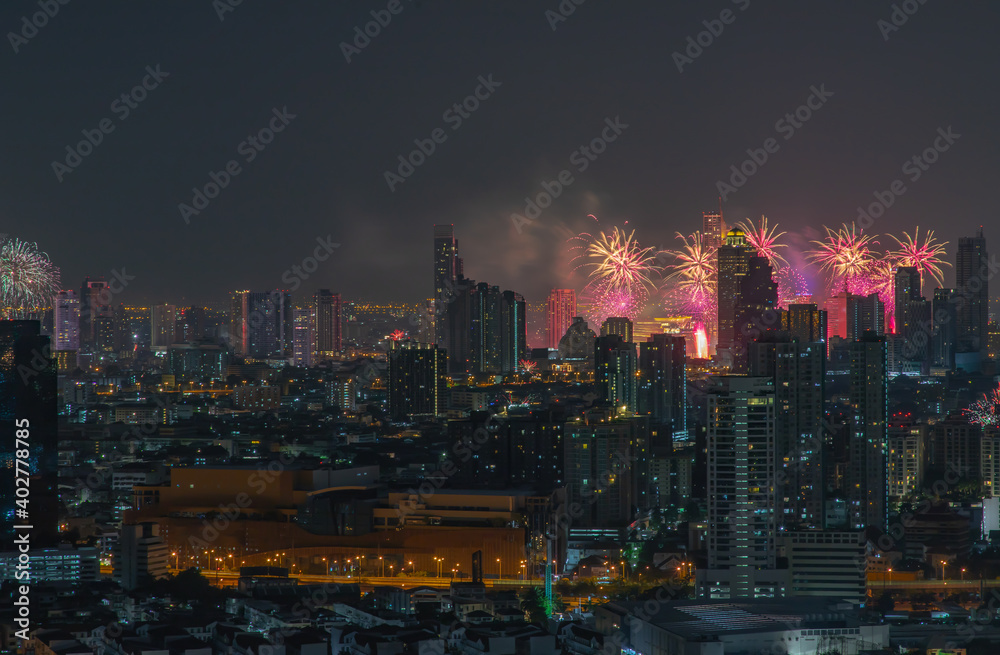 Obraz premium Colorful Firework with cityscape night light view of Bangkok skyline at twilight time. New Year celebration fireworks, Bangkok city,Thailand Fireworks light up to sky at Christmas & New Year festival 