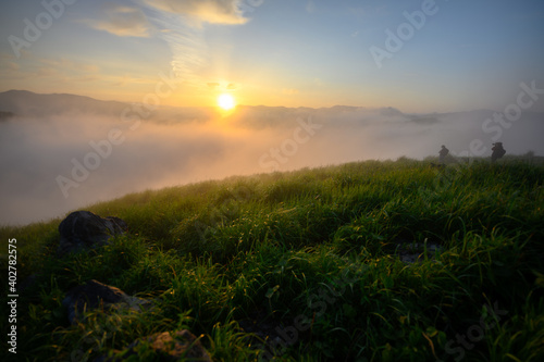 朝日 朝の雲海がたちこめる草原