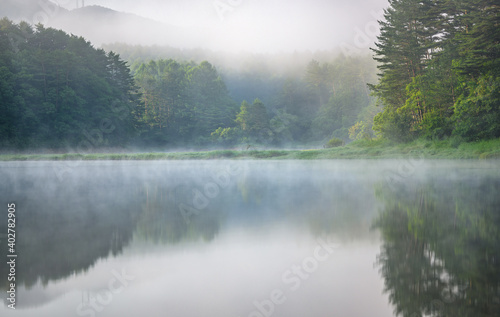 朝日と霧の漂う美しい夏の湖 © 大貴 石井