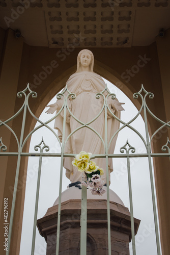 une statue de la Vierge Marie. Marie de la motte à Vesoul.  Notre Dame de la Motte photo