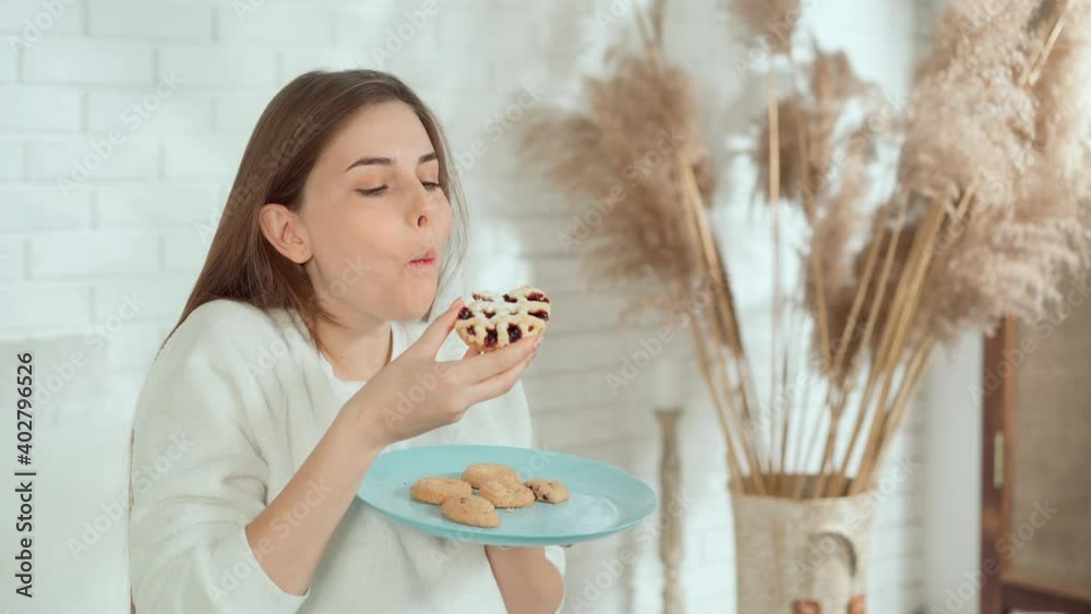the pregnant girl became ill from the cake. Demonstration of unforeseen situations during pregnancy the pregnant girl became ill from the cake. Demonstration of unforeseen situations during pregnancy