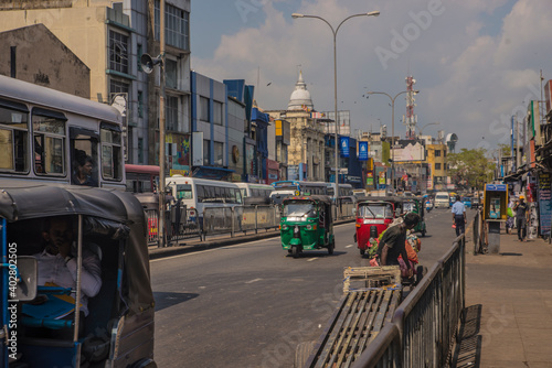 Obraz na płótnie COLOMBO, SRI LANKA - APRIL 03, 2019: Street near the Pettah Market or Manning Market. Pettah Market located in the suburb of Pettah in Colombo, Sri Lanka. w salonie