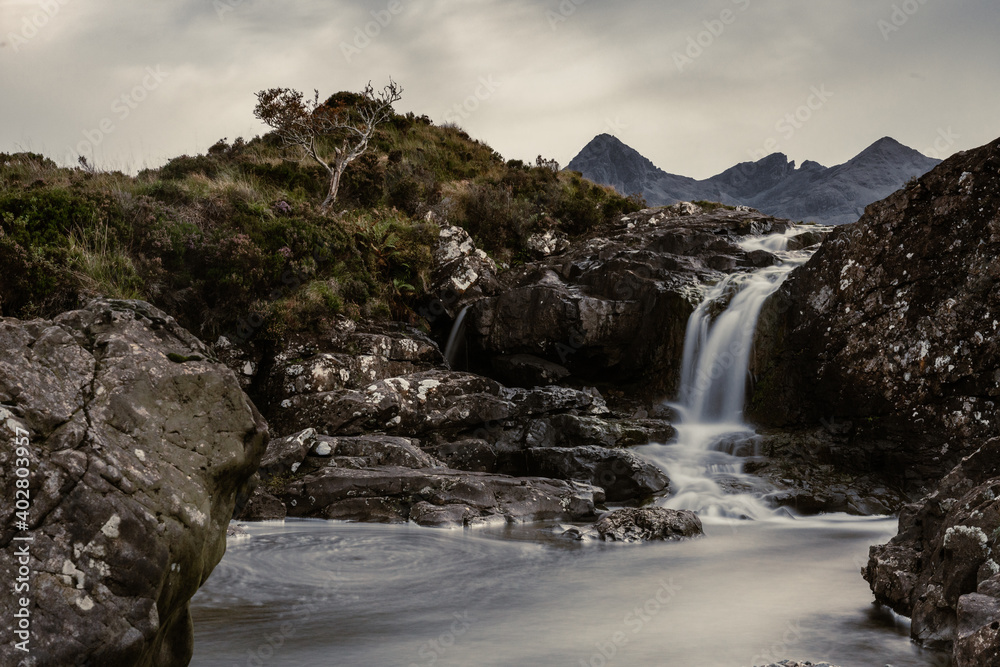 vista di una cascata e un torrente vicino sligachan sull'isola di skye vista di una cascata e un torrente vicino sligachan sull'isola di skye