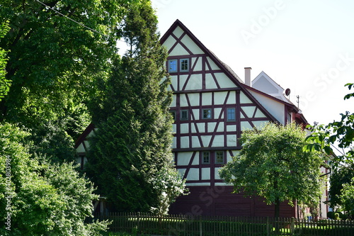 Ein Fachwerkhaus zwischen Bäumen