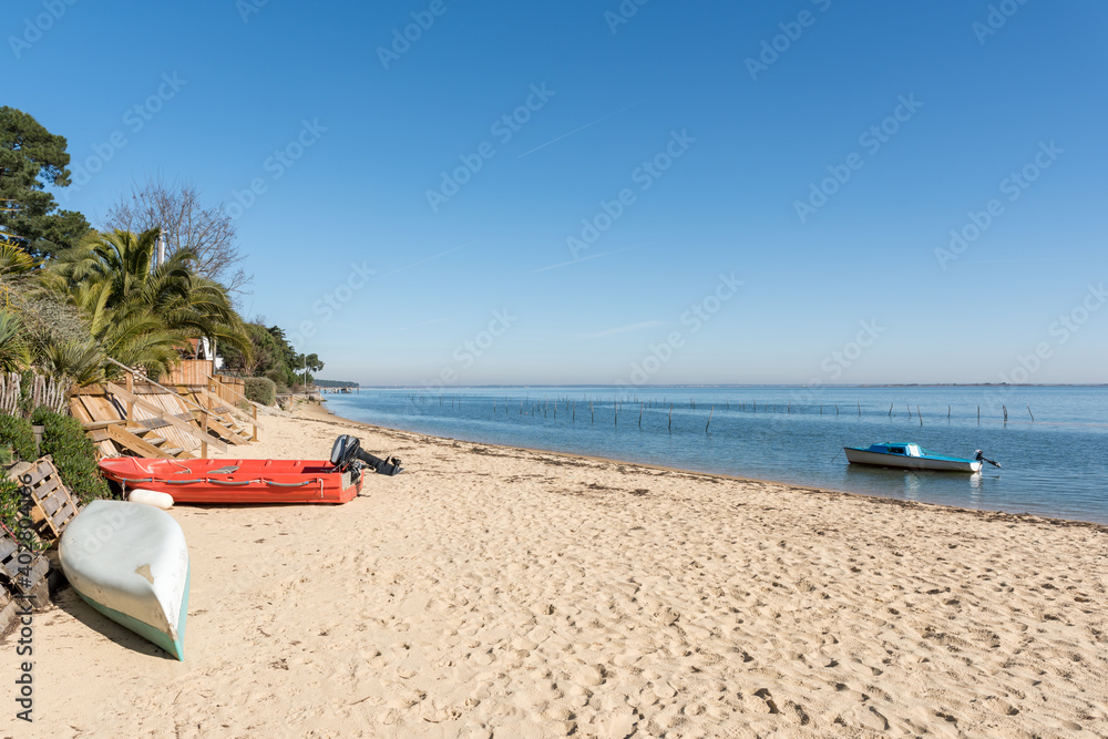 CAP FERRET (Bassin d'Arcachon, France), petite plage sur la baie CAP FERRET (Bassin d'Arcachon, France), petite plage sur la baie