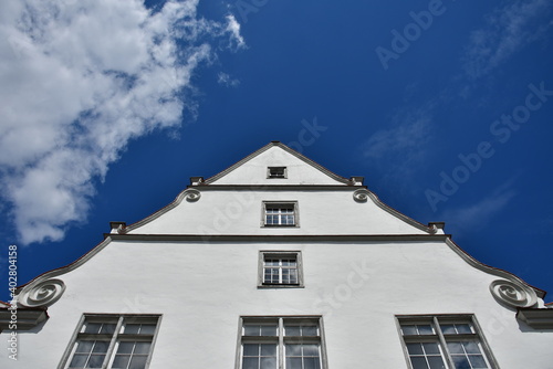 Barocke Hausspitze vor blauem Himmel
