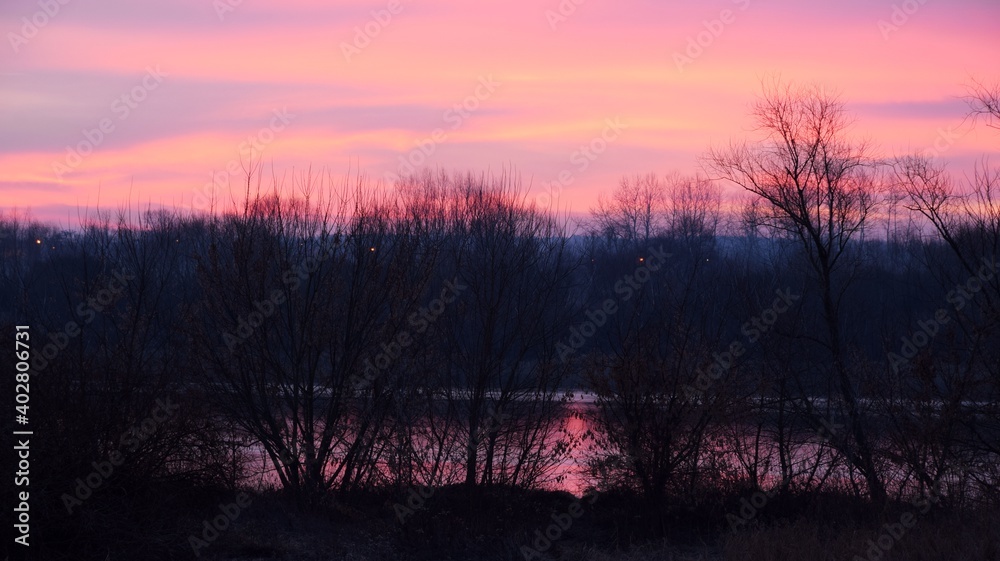 Wschód słońca nad Wisłą w okolicy Sandomierza, świt nad rzeką