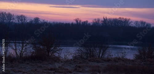 Wschód słońca nad Wisłą w okolicy Sandomierza, o brzasku © Anna