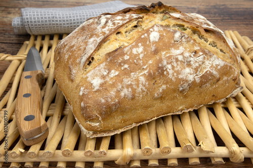 miche de pain aux céréales sur une table en bois photo