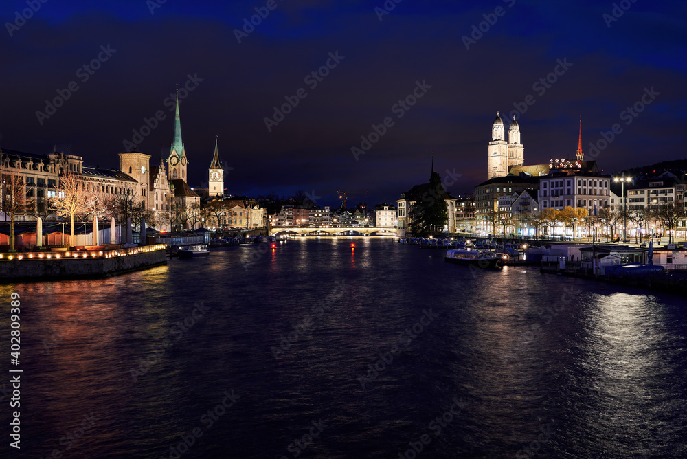 Zürich Altstadt bei Nacht, Blick von Quaibrücke Richtung Münsterbrücke und die Kirchen Fraumünster, St. Peter und Grossmünster