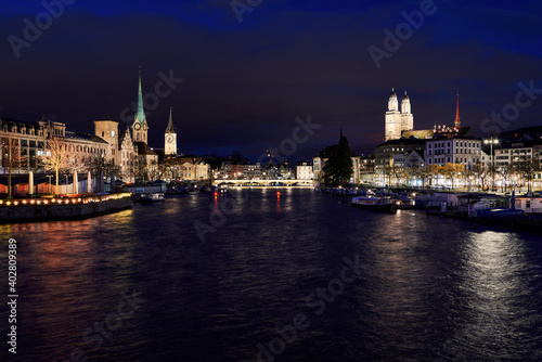 Zürich Altstadt bei Nacht, Blick von Quaibrücke Richtung Münsterbrücke und die Kirchen Fraumünster, St. Peter und Grossmünster