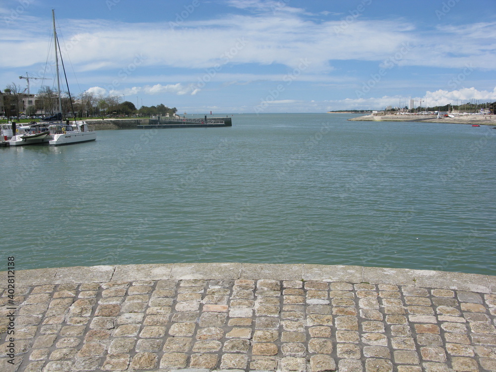 Entrée du port de la Rochelle face à la pleine mer