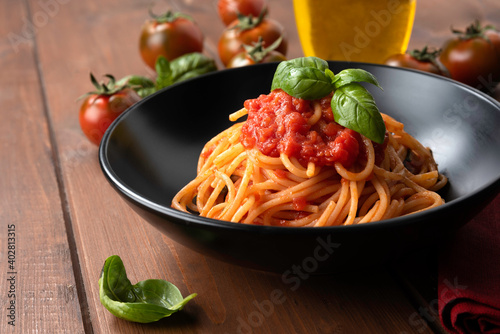 Classici spaghetti al pomodoro e basilico, Cucina Italiana 