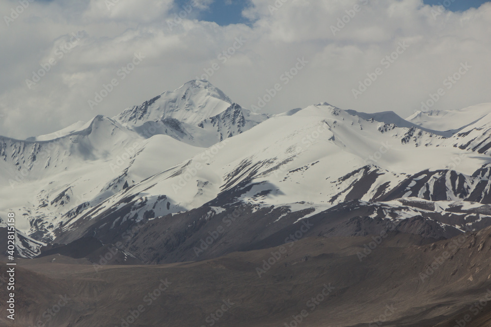 Fototapeta premium Snow covered Pamir mountains, Tajikistan