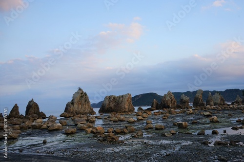Hashikuiiwa Rocks in a row towering over the seashore from Kushimoto heading towards Oshima in Wakayama, Japan - 橋杭岩 串本町 和歌山県 日本