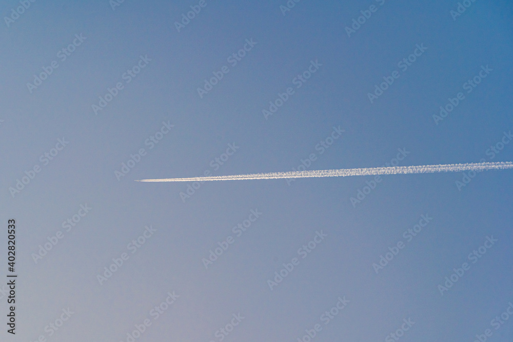 快晴の空にまっすぐ伸びる飛行機雲 快晴の空にまっすぐ伸びる飛行機雲