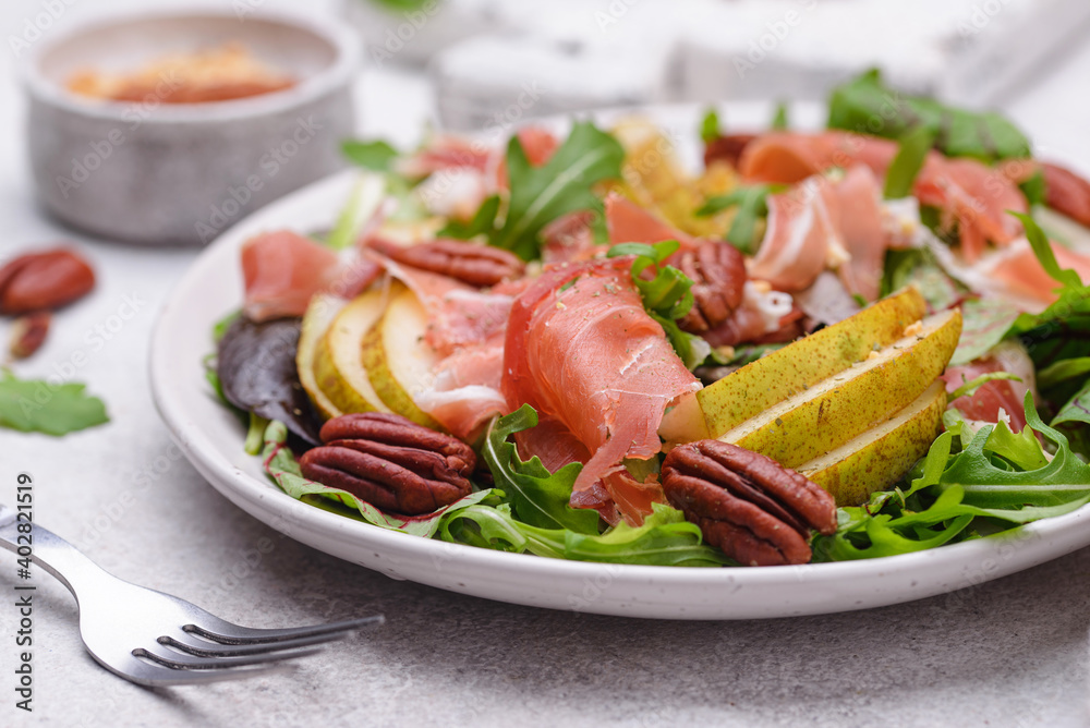 Salad with pear, prosciutto and nuts