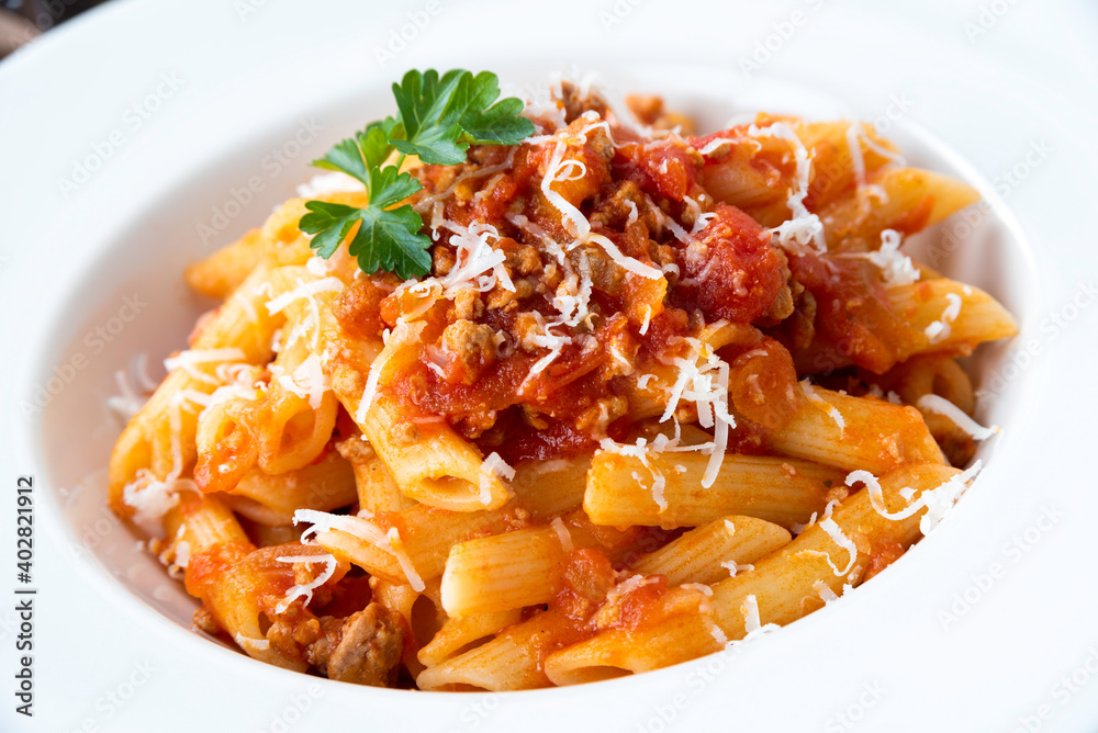 Piatto di deliziose penne con ragu alla bolognese, Cucina Italiana Piatto di deliziose penne con ragu alla bolognese, Cucina Italiana