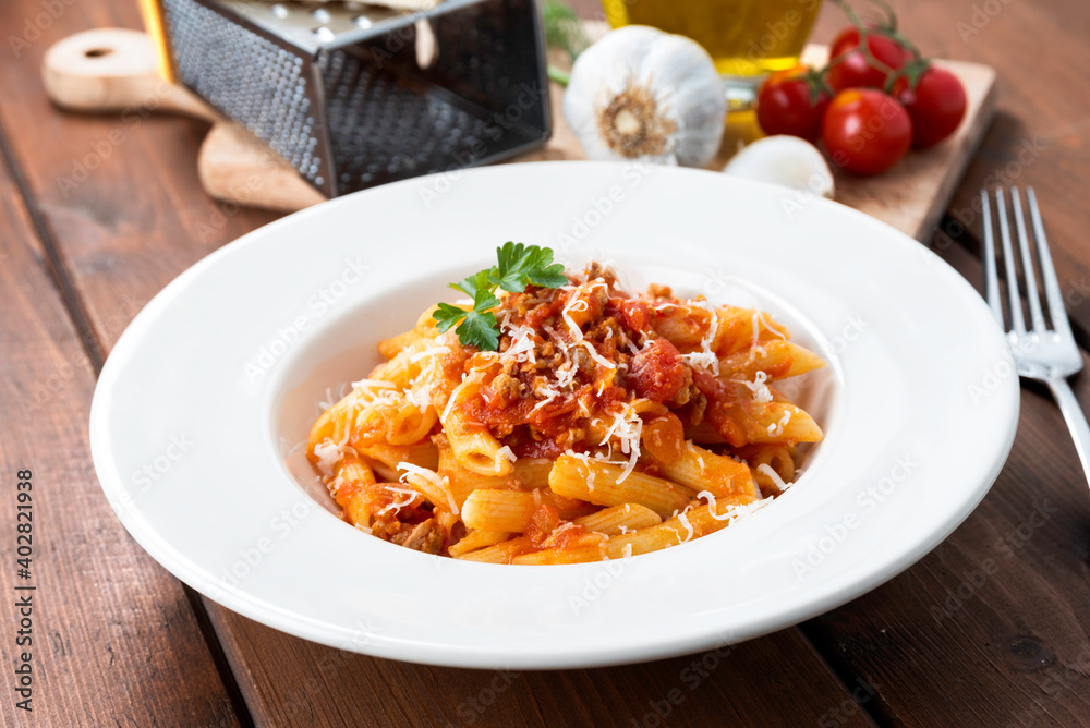 Piatto di deliziose penne con ragu alla bolognese, Cucina Italiana 