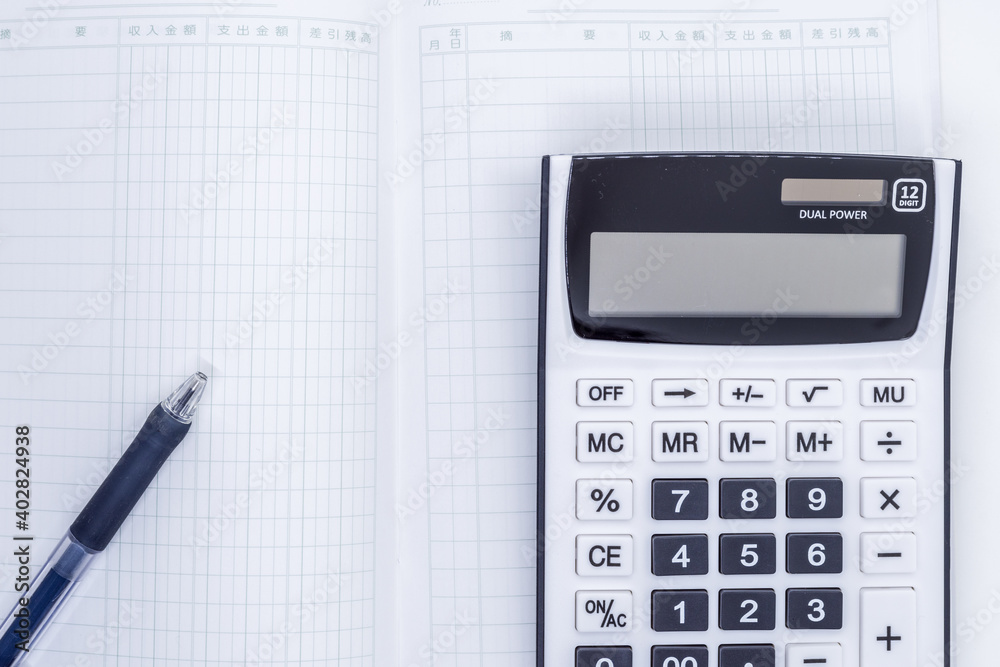 金銭出納帳と電卓（家計簿イメージ）