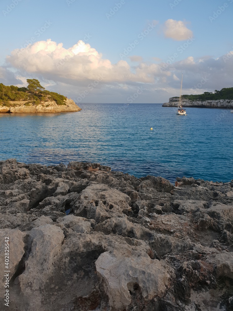 Boot in einer Bucht im Wasser Meer