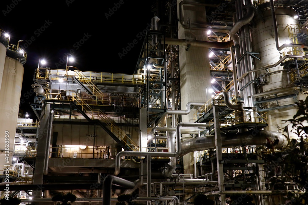 石油精製プラントの工場夜景