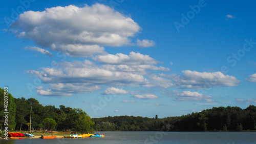 Promenade le long du lac de l'Uby, à Cazaubon, dans le Gers.  C'est un lieu prisé en été, notamment pour faire du camping photo