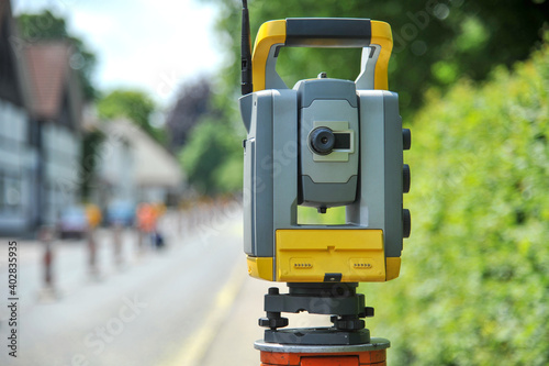 Nahaufnahme von der Rückseite eines Vermessungsinstrumentes, Tachymeter, mit Sucher auf einer Straßenbaustelle, selektiver Fokus photo