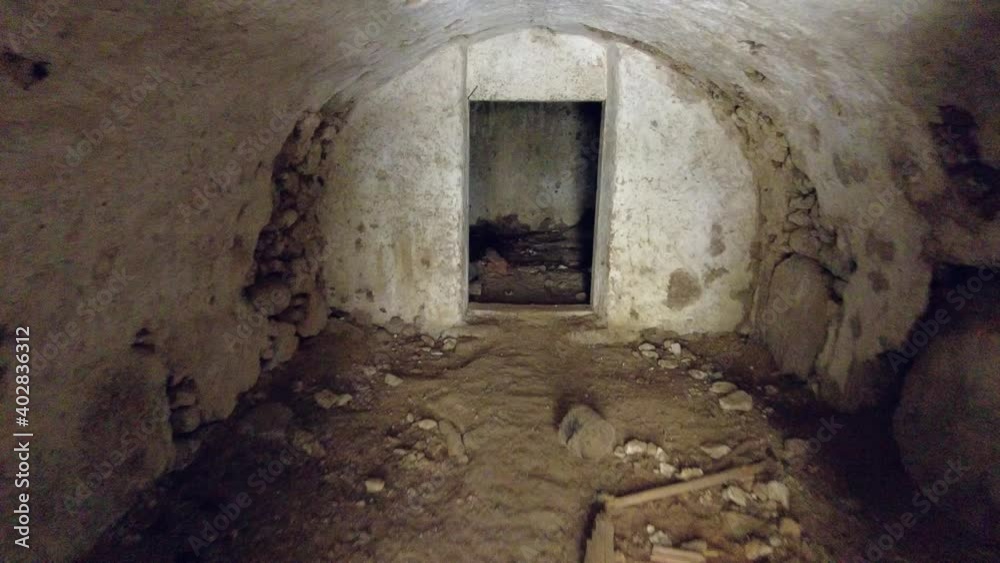 entrando en un sitio tenebroso, tunel del horror, terror 