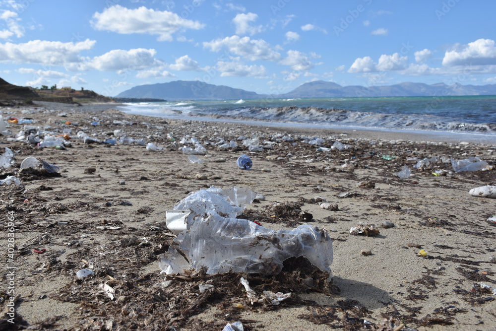 spiaggia inquinata dalla plastica