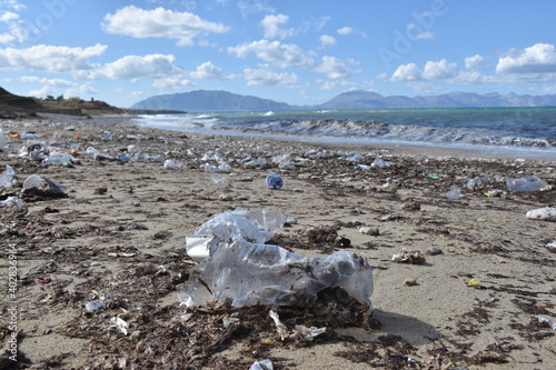 Obraz na płótnie spiaggia inquinata dalla plastica w salonie