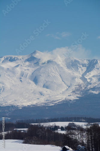 冬の丘と火山の山頂　十勝岳 © kinpouge