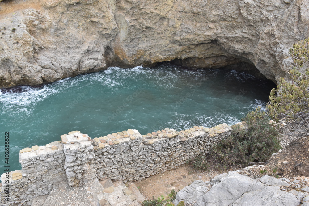 Grotta delle colombe, comune di Terrasini Palermo, Scorcio della scogliera di San Cataldo (Terrasini) Per molti conosciuta come