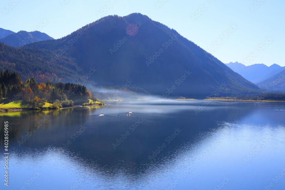 Sylvensteinspeichersee oder Sylvensteinstausee mit Dunst, Isarwinkel, Lenggries, Bayern, Deutschland, Europa