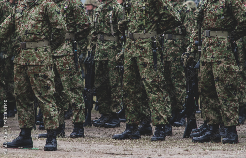 迷彩服を着た自衛官