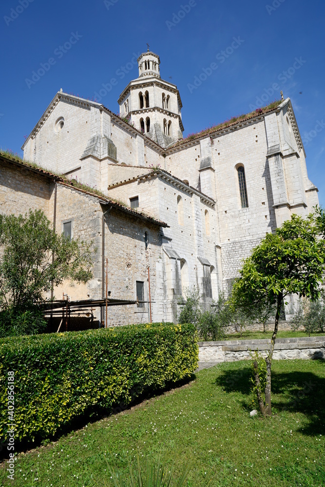 abbazia medioevale , inquadratura dal basso con giardino piante verdi
