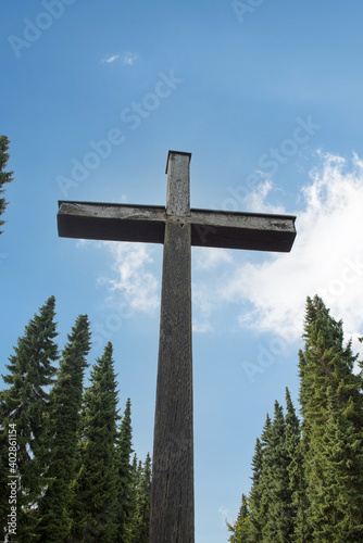 großes zentrales Kreuz als Mittelpunkt auf einem Friedhof