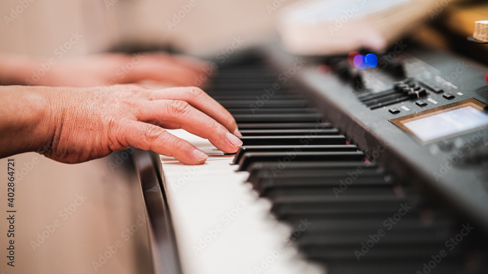Fototapeta premium 피아노 치는 남자