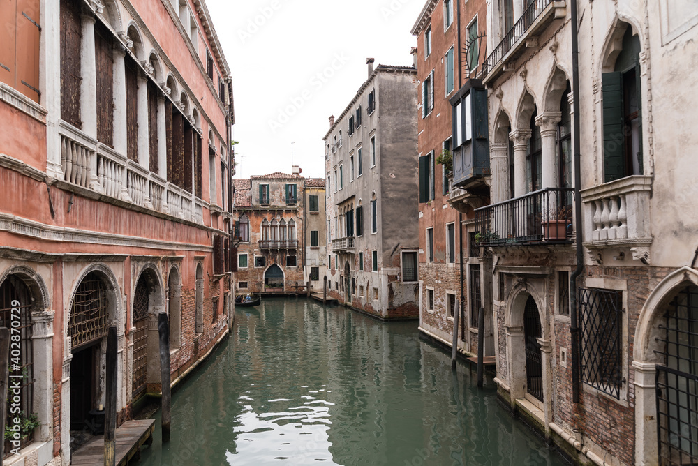 Wassergasse durch Venedig - Italien