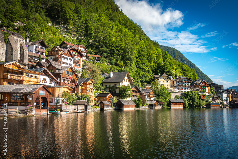 Naklejka premium houses on the shores of the lake, hallstatt, austria