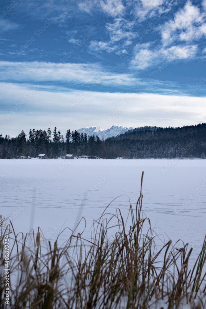 Der Ödensee im Winter mit dem Grimming im Hintergrund